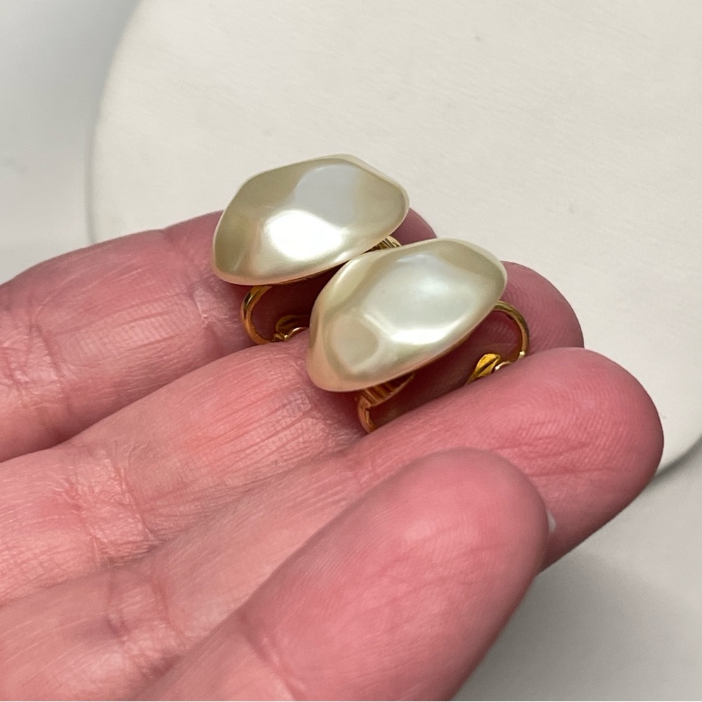 Vintage Liz Claiborne Faux Baroque Pearl Cream Gold Tone Clip On Earrings 90s - Picture 5 of 6
